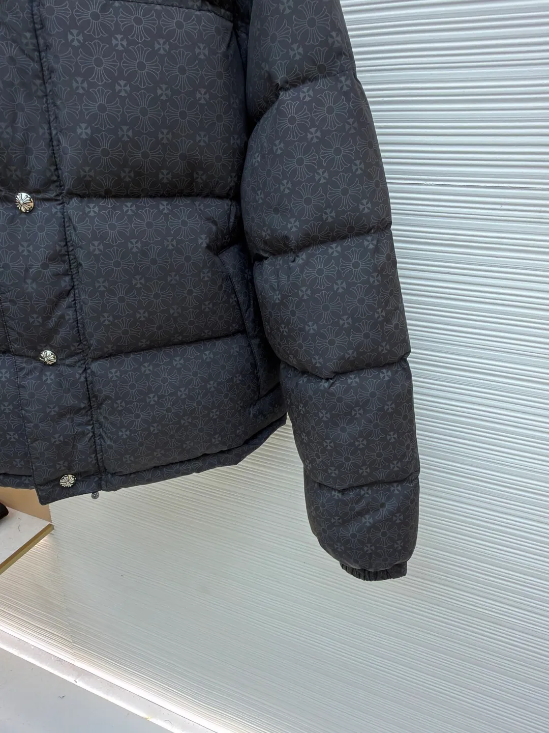 Chrome Hearts Dark Pattern Silver Buckle Down Jacket ●Item No.: 1680822-D60 ●Fabric: Nylon Fabric ●Technology: Handmade Tailoring ●Version: Fitted ●Weight: Approximately 915g ●Size: S-M-L-XL ●Description: Made of imported nylon printed dark pattern fabric, high neckline to prevent wind and cold, double-layer liner to prevent velvet, excellent warmth retention Counter-position tailoring, double placket zippers and snap buttons, hand-stitched genuine leather main label, every detail reveals low-key luxury! The top version, with an internal charge of about 380 grams, national standard 95 white goose down, fluffy and warm, feels good, and the upper body is not bloated and can be controlled at will. The version is restored, and all kinds of hardware accessories, cross zippers, are all customized and molded, oxidized and distressed! The overall wiring is straight and delicate, the fabric is comfortable and soft, and the color is consistent without color difference. It can be matched with the same style to create a fashionable look and control various occasions. Customized accessories, complete with three standards, same style for men and women!